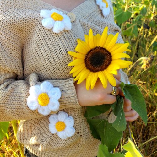 Sweter z kwiatami 3d w rumianki kwiaty z włóczki sweterek damski beżowy zapinany z kwiatkami na szydełku, sweterek białe kwiaty, sweterek z kwiatkami, wyjątkowy sweterek handmade z kwiatkami