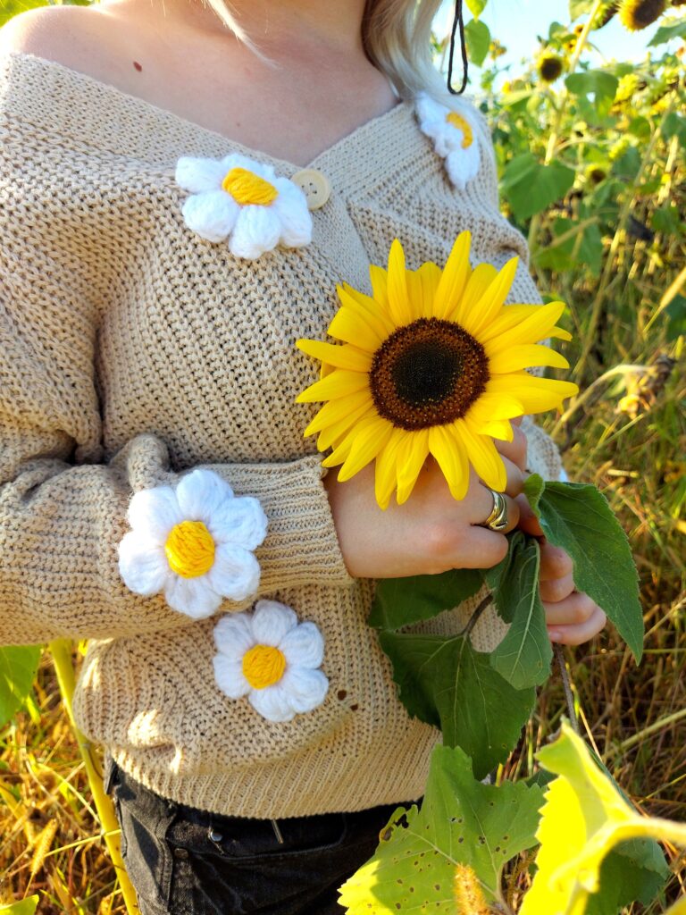 Sweter-z-kwiatami-rumiankami-3d-na-szydelku-z-wloczki-bezowy-damski-sweterek-zapinany-16
