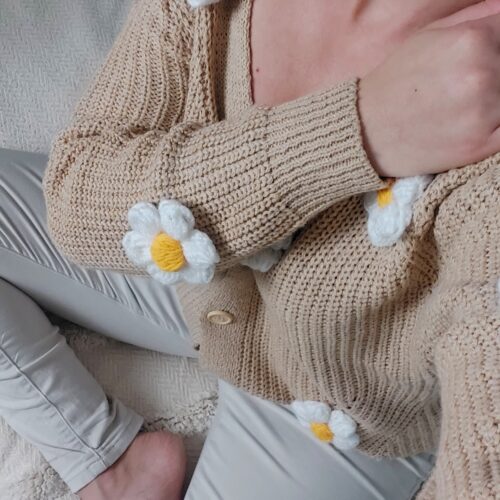 Sweter-z-kwiatami-rumiankami-3d-na-szydelku-z-wloczki-bezowy-damski-sweterek-zapinany-27