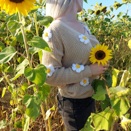 Sweter-z-kwiatami-rumiankami-3d-na-szydelku-z-wloczki-bezowy-damski-sweterek-zapinany-6