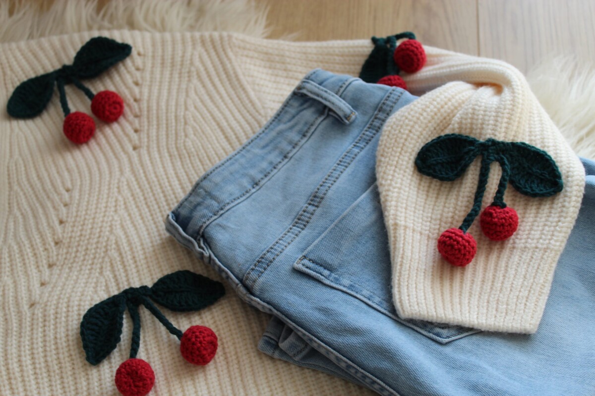 Sweter z wiśniami zapinany kardigan oversize na guziki damski sweterek z wisienkami 3d na szydełku z włóczki, sweter z wiśniami, sweter z malinami sweter z owocami 3d z włóczki, kremowy kardigan zapinany dla nastolatki oversize, sweter na prezent, sweater with cherry handmade rękodzieło wiśnie na szydełku