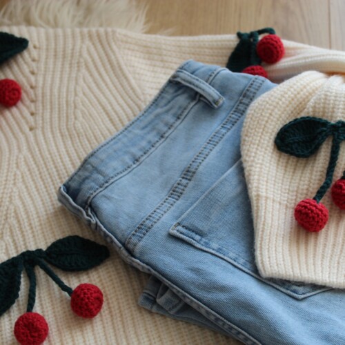 Sweter z wiśniami zapinany kardigan oversize na guziki damski sweterek z wisienkami 3d na szydełku z włóczki, sweter z wiśniami, sweter z malinami sweter z owocami 3d z włóczki, kremowy kardigan zapinany dla nastolatki oversize, sweter na prezent, sweater with cherry handmade rękodzieło wiśnie na szydełku