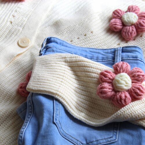 Sweterek-kwiaty-3D-rozowe-kwiaty-naszywane-kremowy-kardigan-zapinany-na-guziki-oversize-1