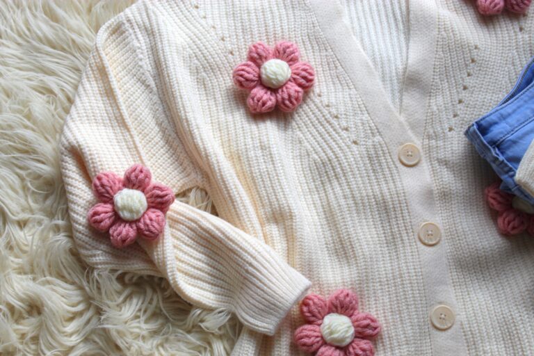 Sweterek-kwiaty-3D-rozowe-kwiaty-naszywane-kremowy-kardigan-zapinany-na-guziki-oversize-3