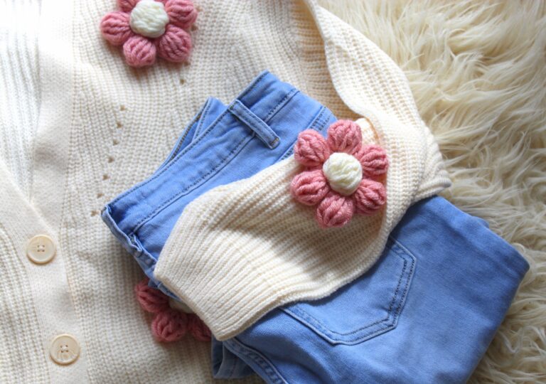 Sweterek-kwiaty-3D-rozowe-kwiaty-naszywane-kremowy-kardigan-zapinany-na-guziki-oversize-4