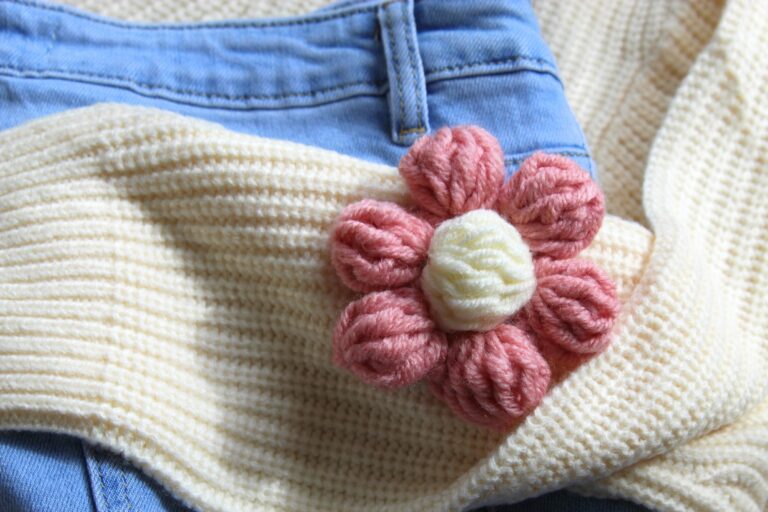 Sweterek-kwiaty-3D-rozowe-kwiaty-naszywane-kremowy-kardigan-zapinany-na-guziki-oversize-6