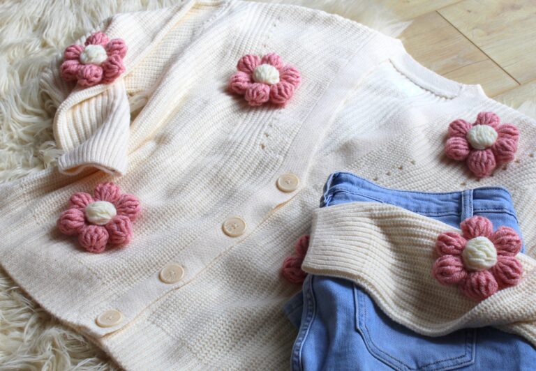 Sweterek-kwiaty-3D-rozowe-kwiaty-naszywane-kremowy-kardigan-zapinany-na-guziki-oversize-7