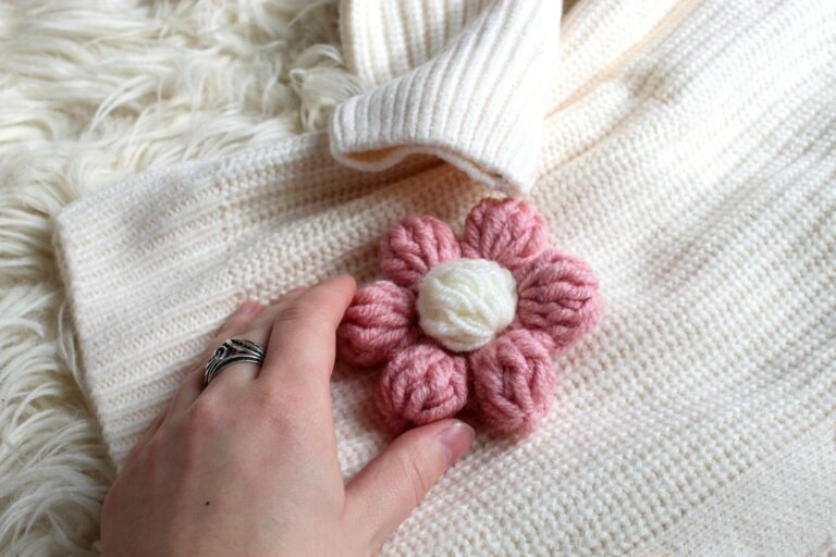 Sweterek-kwiaty-3D-rozowe-kwiaty-naszywane-kremowy-kardigan-zapinany-na-guziki-oversize-8