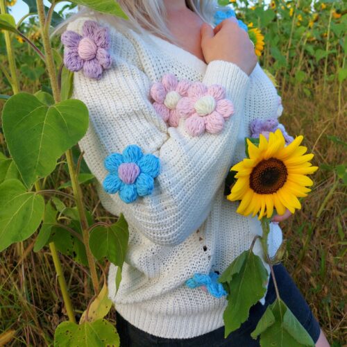 Sweterek z kwiatami 3d kolorowe kwiaty z włóczki sweterek damski beżowy zapinany z kwiatkami na szydełku, sweterek pastelowe w kwiaty, zweterek z kwiatkami, wyjątkowy sweterek handmade z kwiatkami