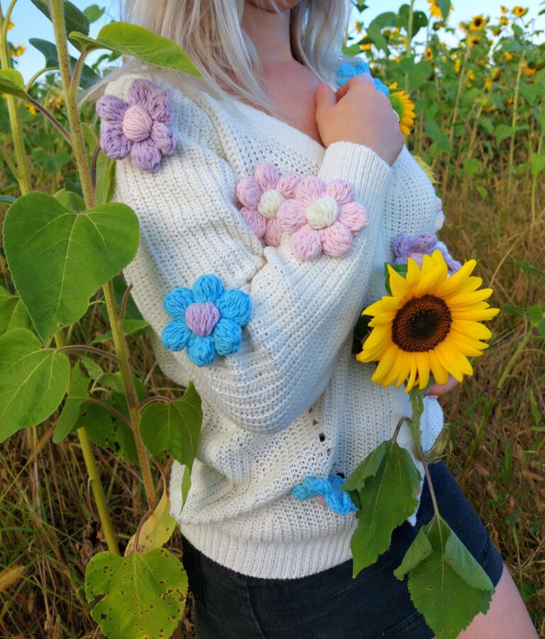 Sweterek-z-kwiatami-3d-z-wloczki-na-szydelku-kremowy-damski-sweter-zapinany-6
