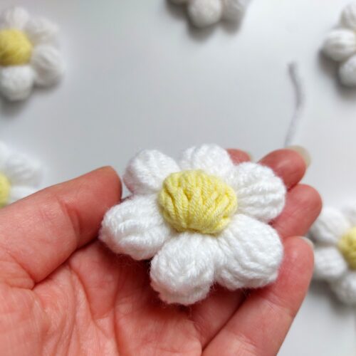 Szydelkowe-kwiatki-z-wloczki-do-naszywania-na-sweter-aplikacje-rumianki-cytrynowe-2