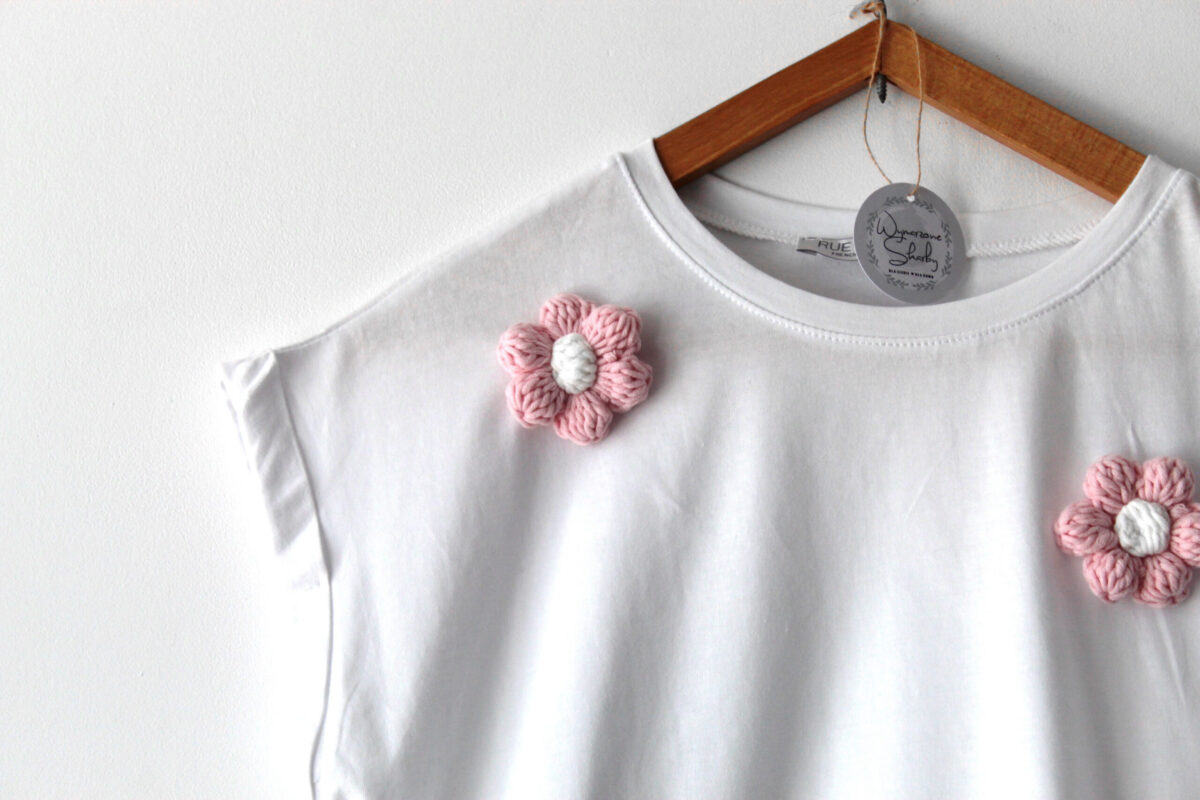 Tshirt kwiatami różowymi, bluzka z kwiatkami 3d z włóczki, bluzka z różowymi kwiatkami
