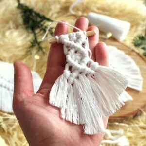 Ozdoba na choinkę boho skrzydła aniołka, biała zawieszka makrama, ozdoby świąteczne boho makramowe, dekoracje świąteczne boho makrama rzeszów, sędziszów małopolski, białe ozdoby świąteczne na choinkę
