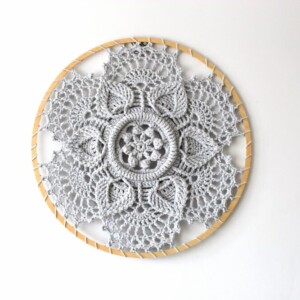 Dekoracja ścienna boho szara okrągła, dekoracja ścienna boho do sypialni. Co powiesić w salonie nad kapaną ,szare dekoracje do salonu sypialni, dekoracje ze sznurka szydełkowe handmade., bedroom decorations boho round, szara kanapa w salonie aranżacje inspiracje, szare dodatki do salonu boho, okrągłe dekoracje boho szare