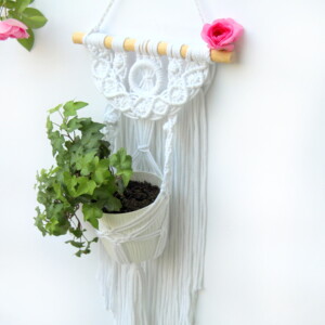 Kwietnik makramowy z frędzlami, Kwietnik makrama boho biały na kijku, nowoczesny kwietnik, kwietnik długi, kwietnik do pokoju dziecka